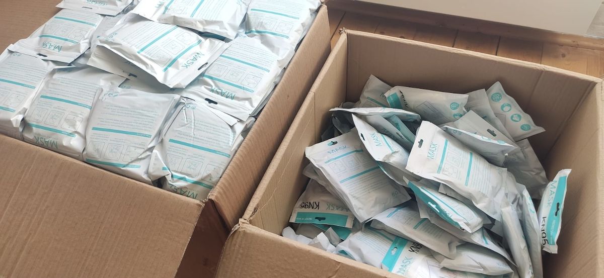 Obec Keblice nakoupila respirátory pro své seniory, rozdává jim je zdarma