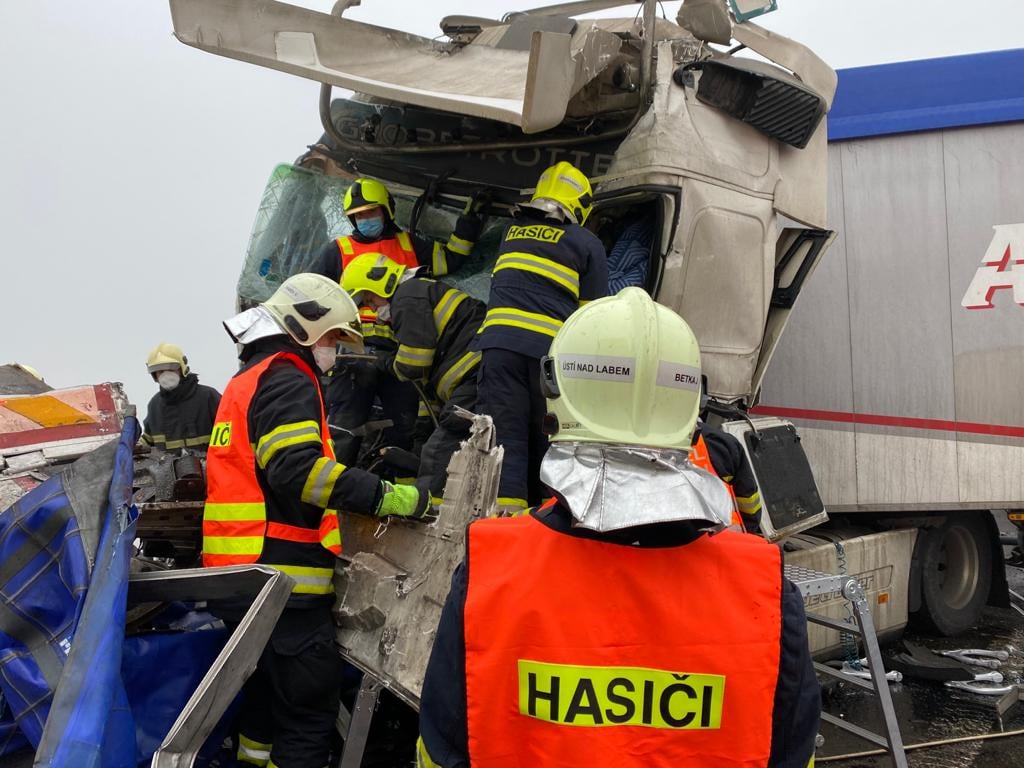 Tragický den pro dálnici D8: Staly se dvě nehody, při jedné z nich zemřel člověk