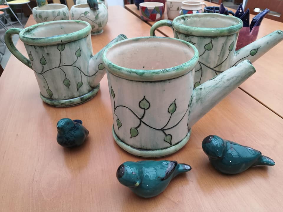 Květináče, hrnečky nebo svíčky. V Palačinkárně můžete nakupovat jarní výrobky lidí s hendikepem