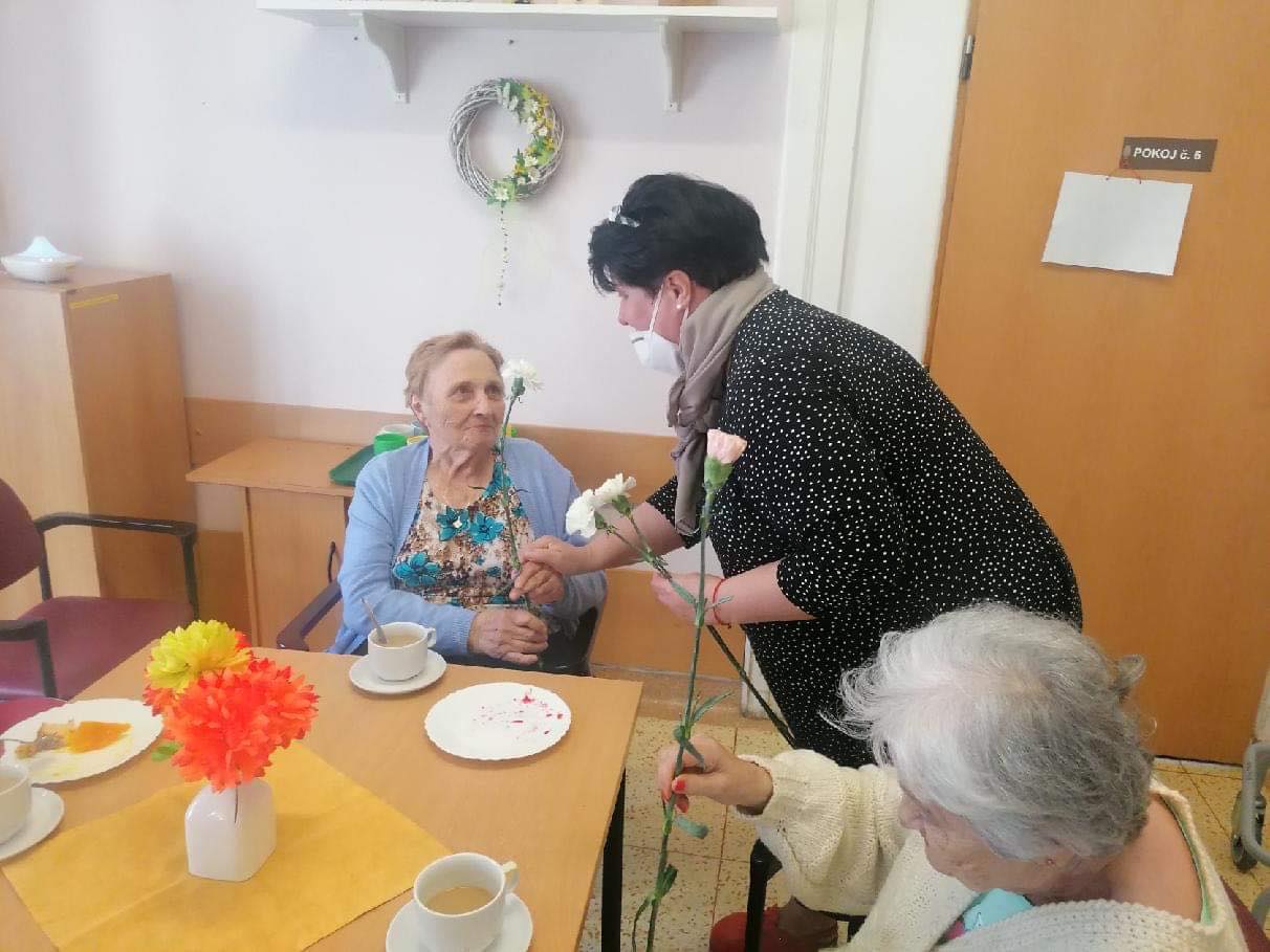 Domov důchodců v Čížkovicích slavil MDŽ. Nechyběly ani karafiáty