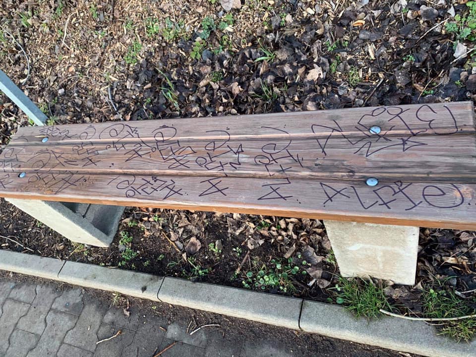 Ve Velkých Žernosekách o víkendu řádil vandal, způsobil škodu za desítky tisíc korun