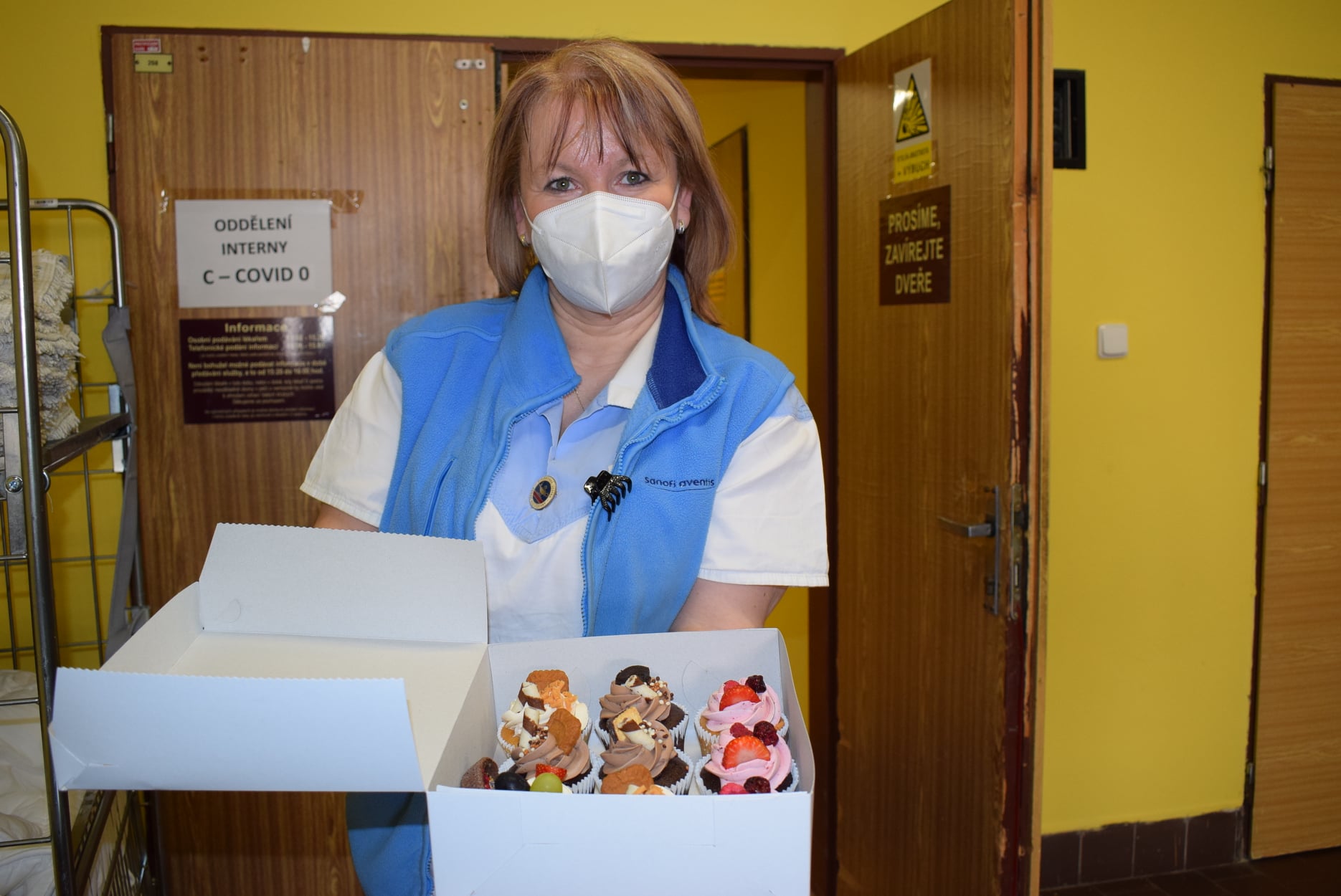 Soutěžila o krabici plnou zákusků. Věnovala ji zdravotníkům v první linii