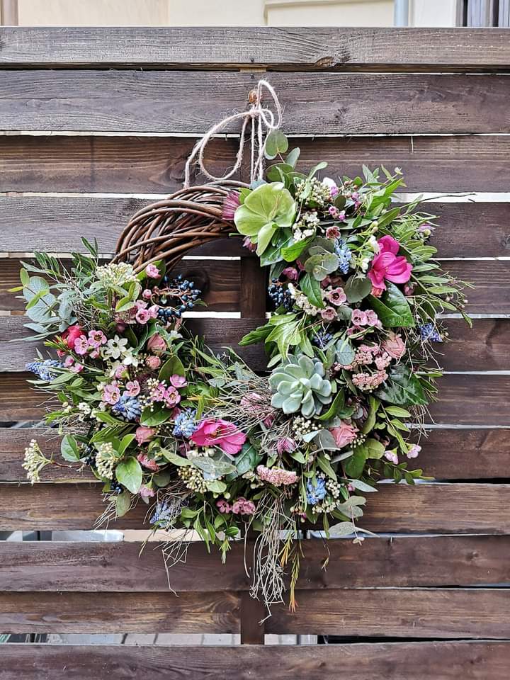 Vyrobte si jarní věnec! Květiny z pasáže pořádají on-line workshop