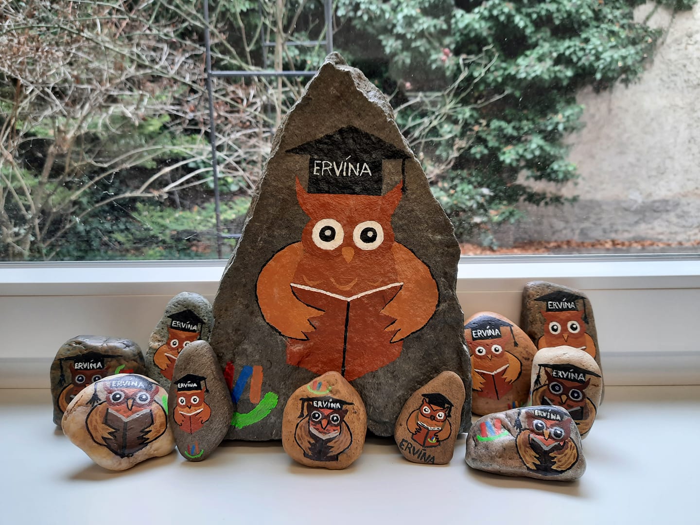 Najdi sovu Ervínu! Roudnická knihovna se zapojila do „kamínkování“