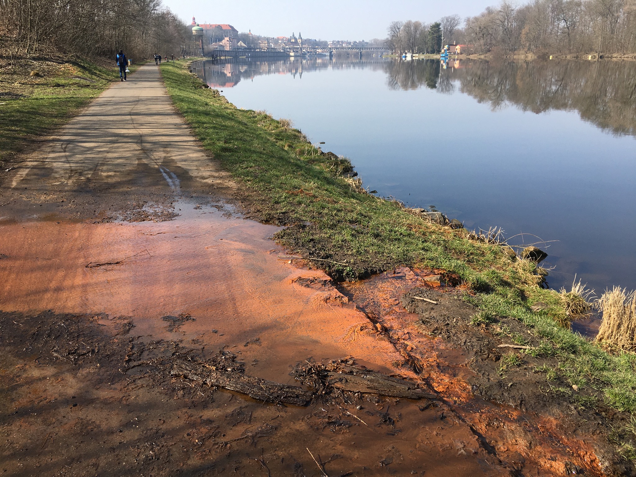 Na Labské stezce dávejte pozor! V Roudnici nad Labem vytryskl nový pramen