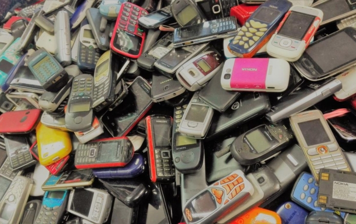 Roudnická knihovna sbírá staré mobily. Pro dobrou věc