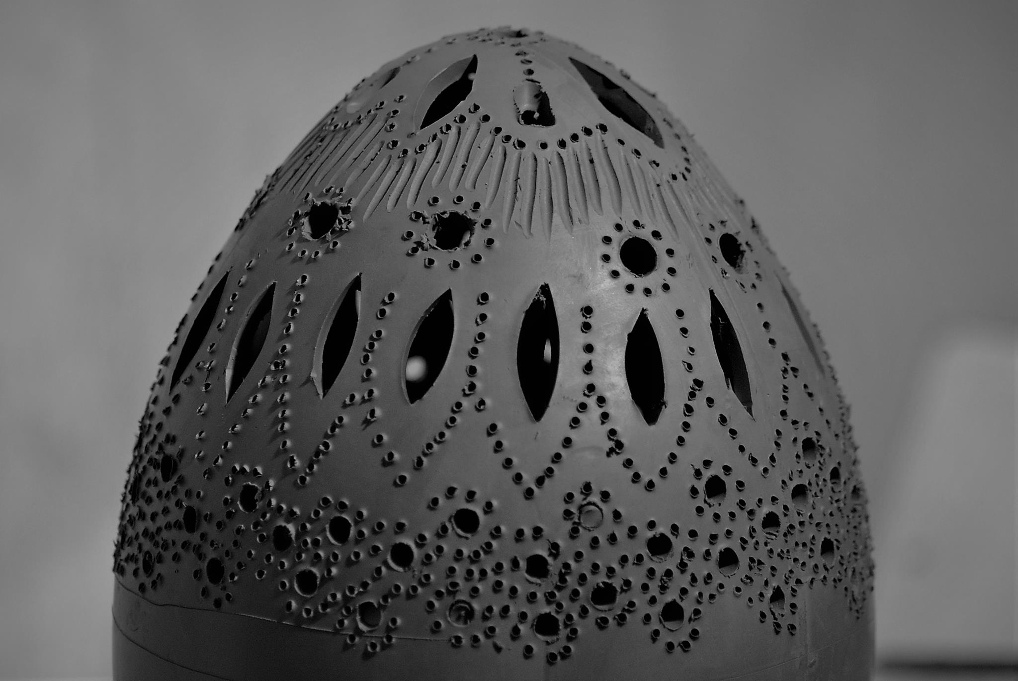 Keramická dílna Dlouhánka nabízí stylové květináče v jarních barvách a vyřezávané kraslice (nejen) na svíčku