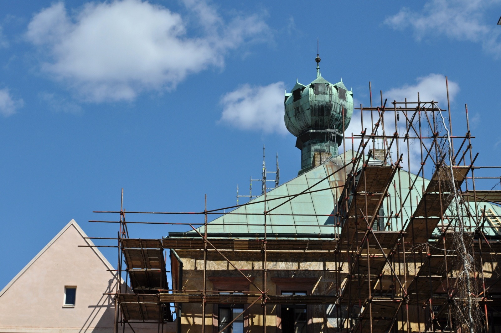 Revitalizace Kalicha pokračuje, část střechy opláští nová střešní krytina