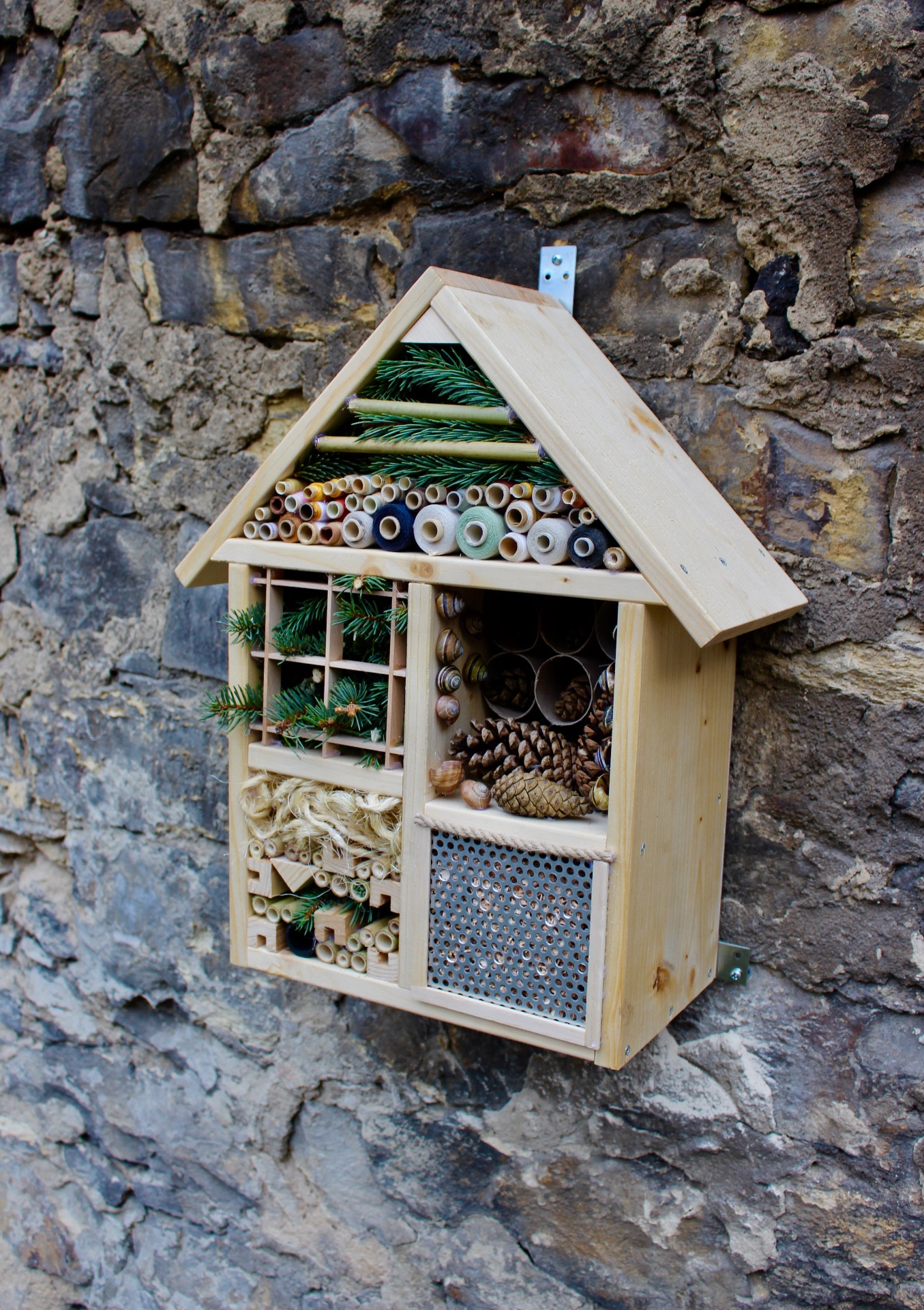 Oslavte Den Země tím, že postavíte hmyzí domeček! Můžete ho umístit třeba na svou zahrádku!