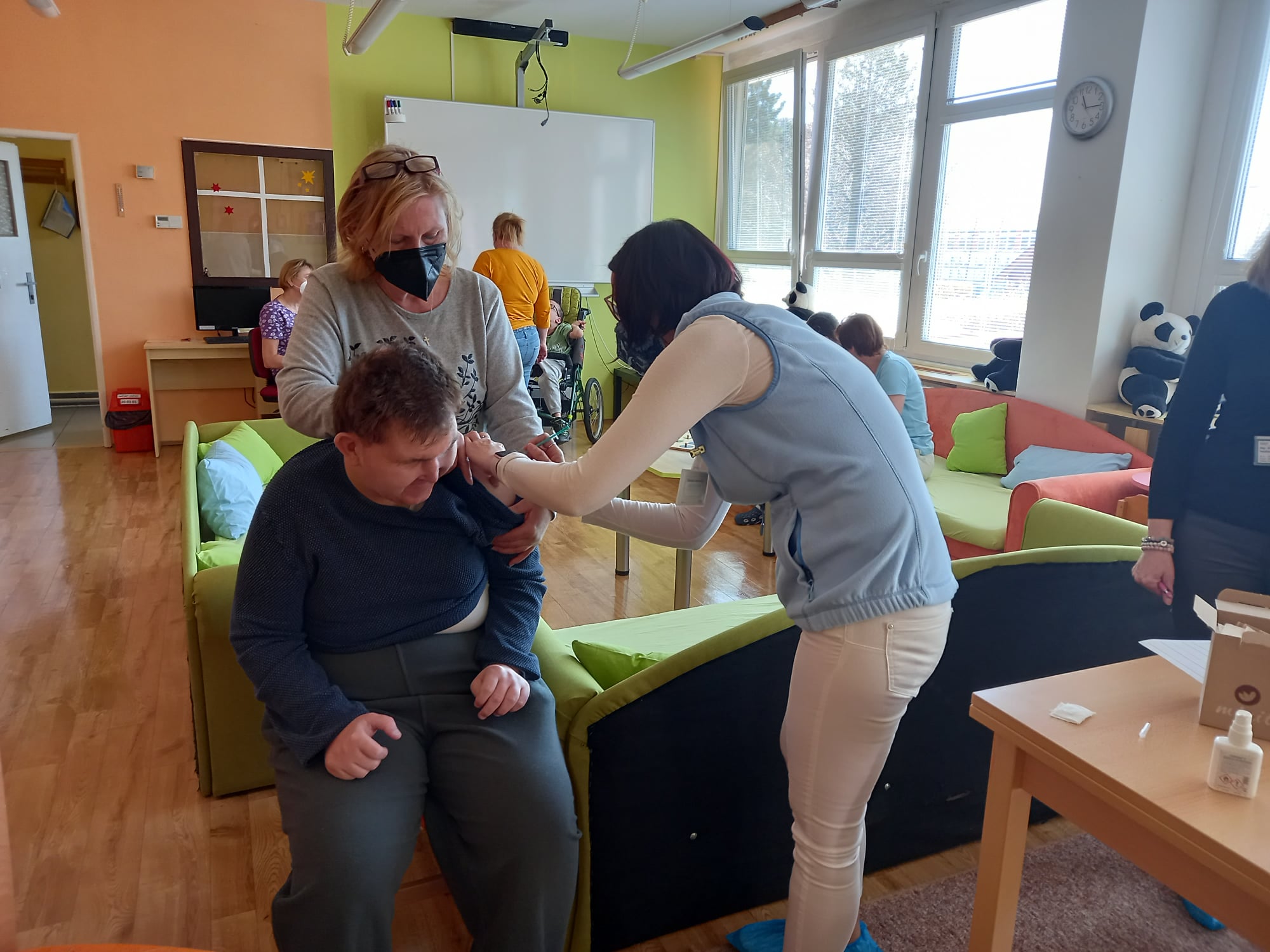 Zdravotně postižené klienty Centra Srdíčko naočkovali proti covidu