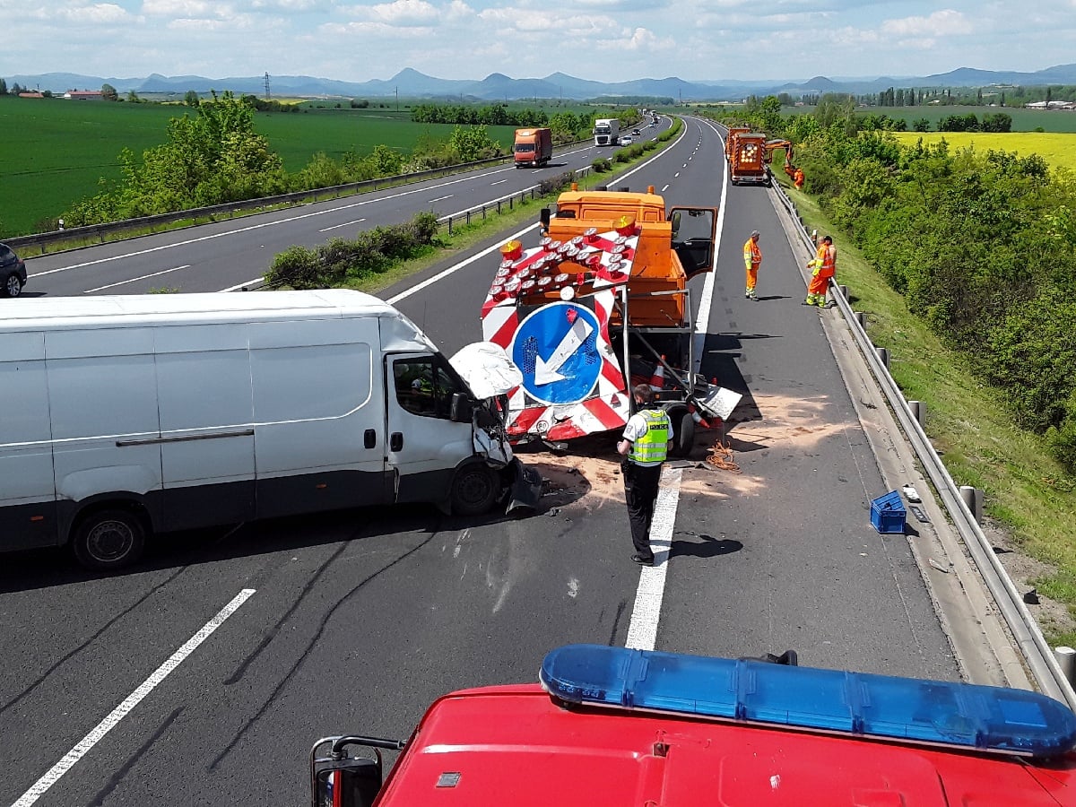 Dopravní nehoda u Dušníků. Došlo ke střetu dodávky a vozidla údržby!