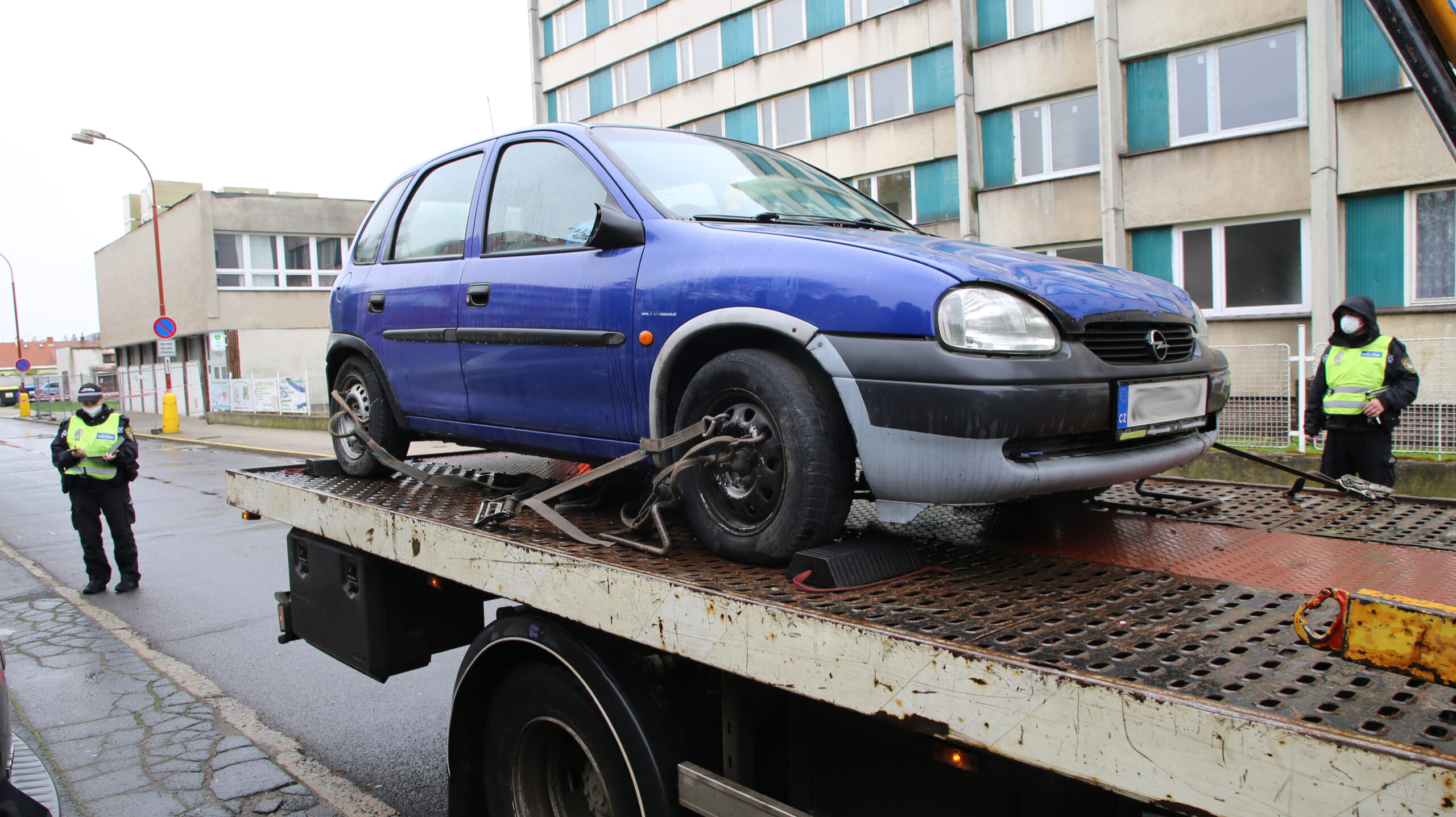 Z roudnických ulic mizí opuštěná auta, město je může prodat v dražbě