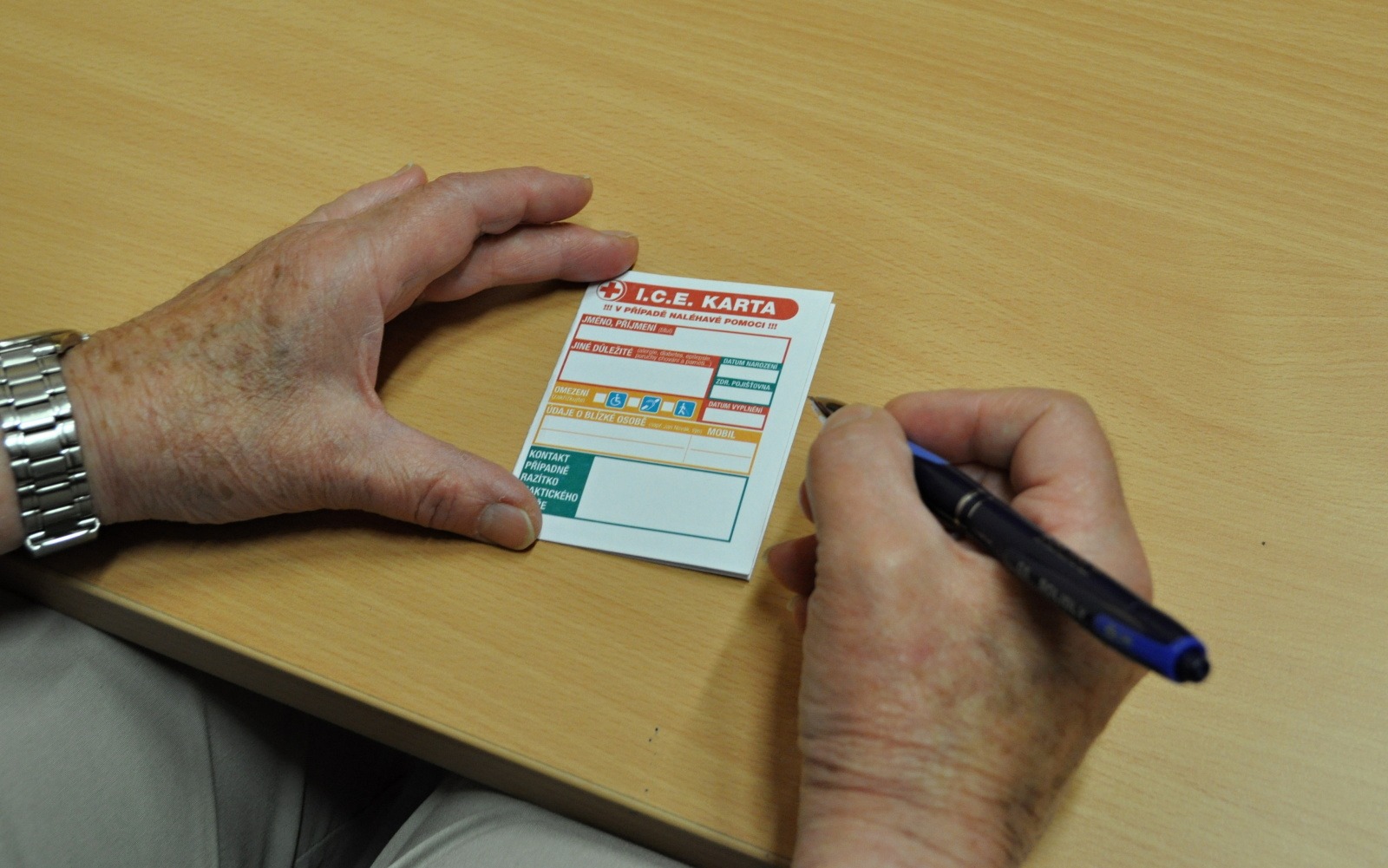 Seniorská miniobálka v peněžence jako pomocník při záchraně života