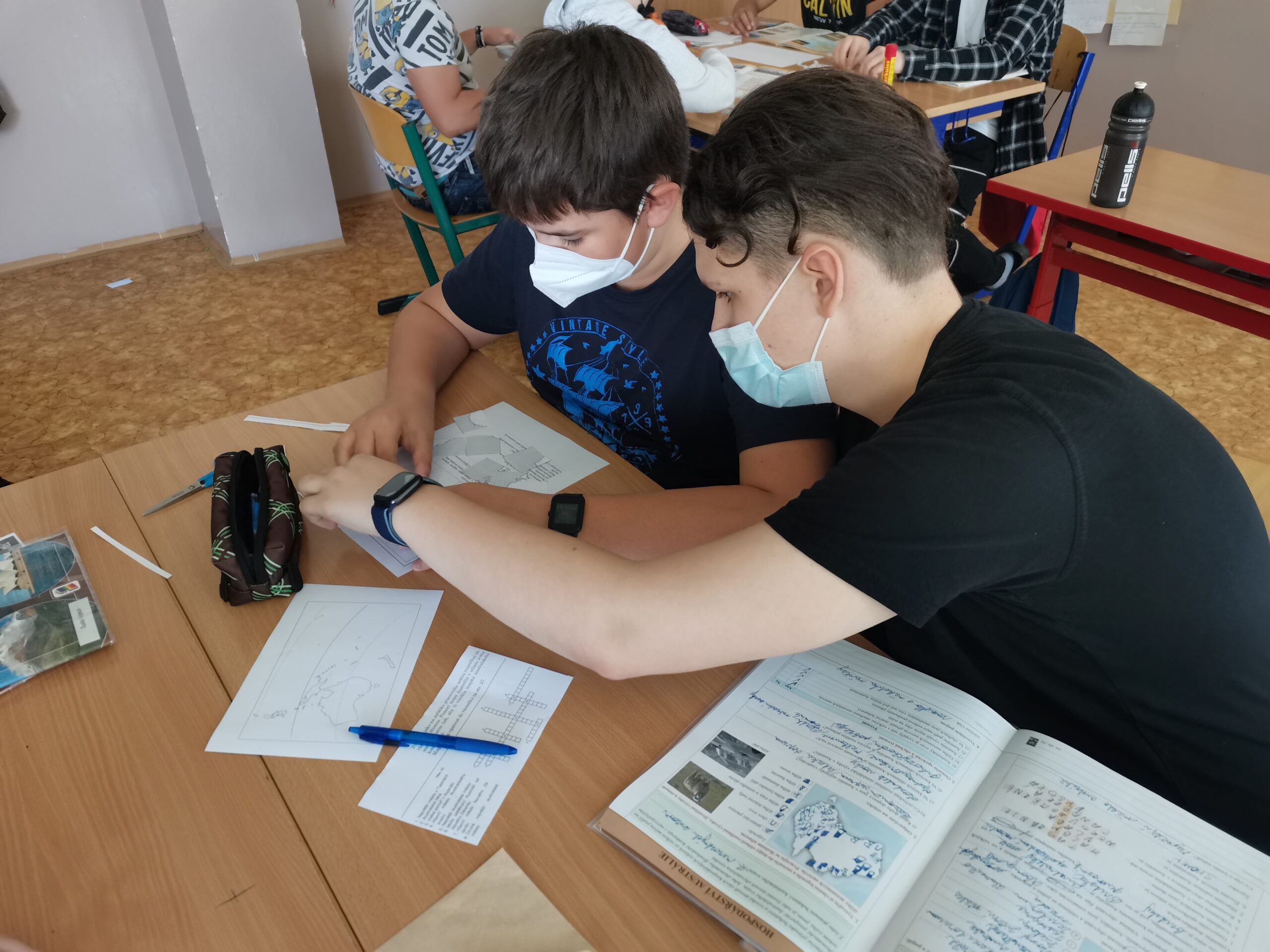 Žáci ZŠ Havlíčkova se vrátili do lavic. Nejvíc prý chyběli kamarádi a tělocvik