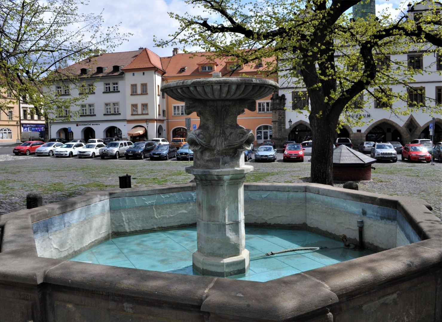 Ze spodní kašny na litoměřickém náměstí uniká voda, rekonstrukce dnes začíná