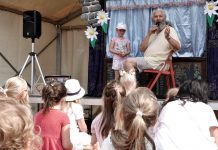 Dividlo hrálo dětem na tržnici – Objektivem Mirka Zimmera