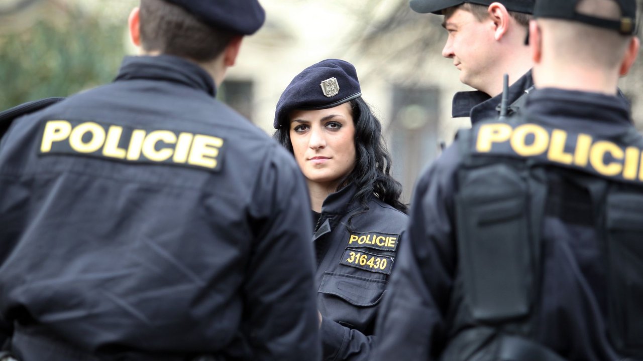 Někdo vykradl auto v Liběšicích. Z vozu vzal i registrační značky