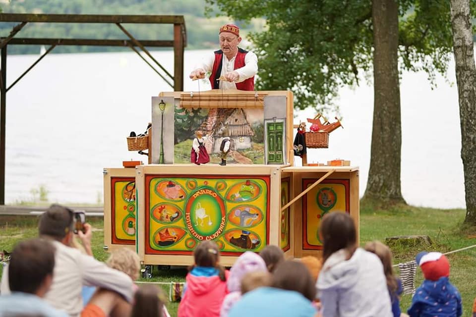 Letní čtvrtek tentokrát s šermíři a loutkovým Divadlem potulného čajovníka