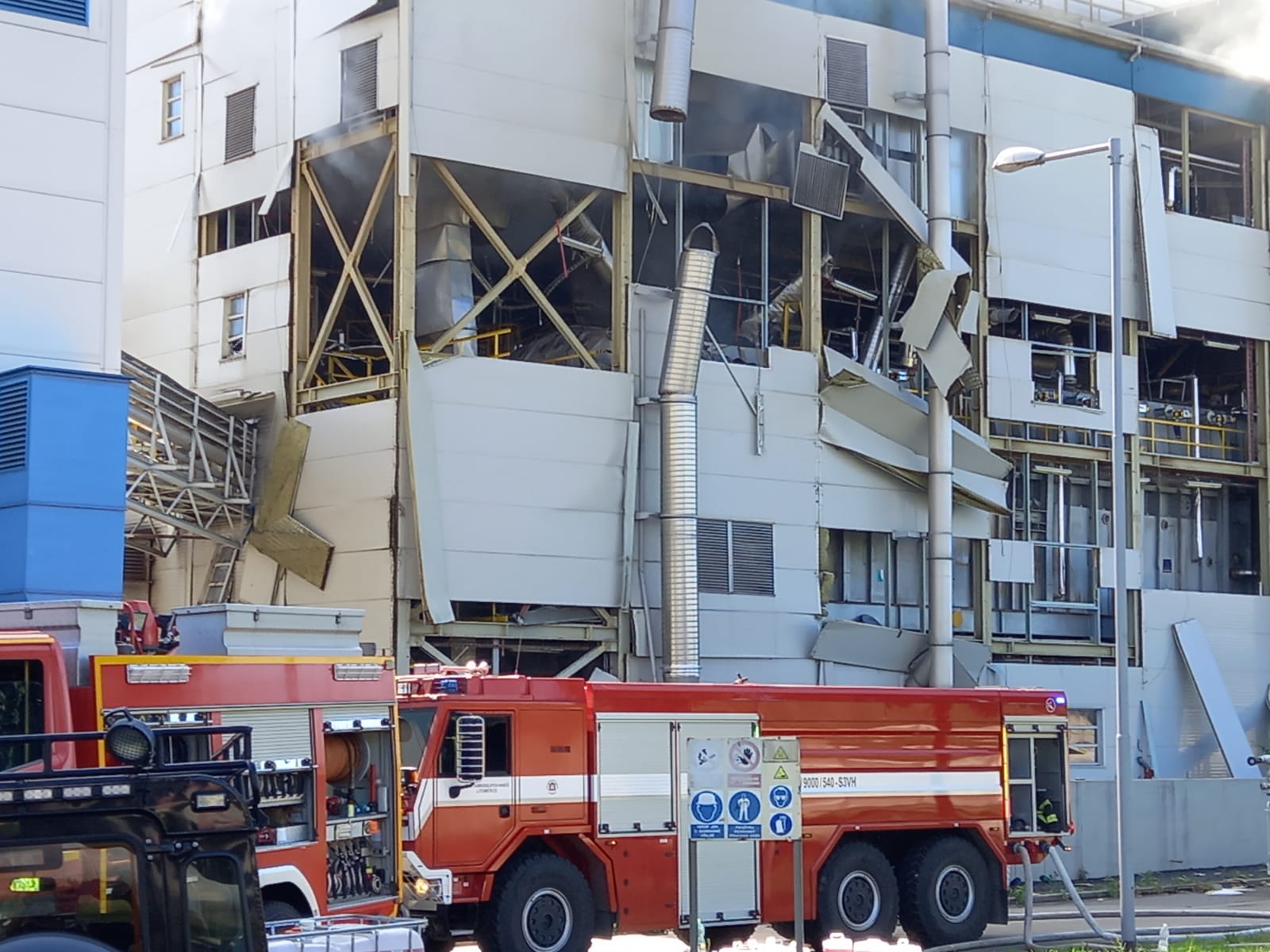 9:50 Aktualizováno: Požár výrobní haly v Lovosicích