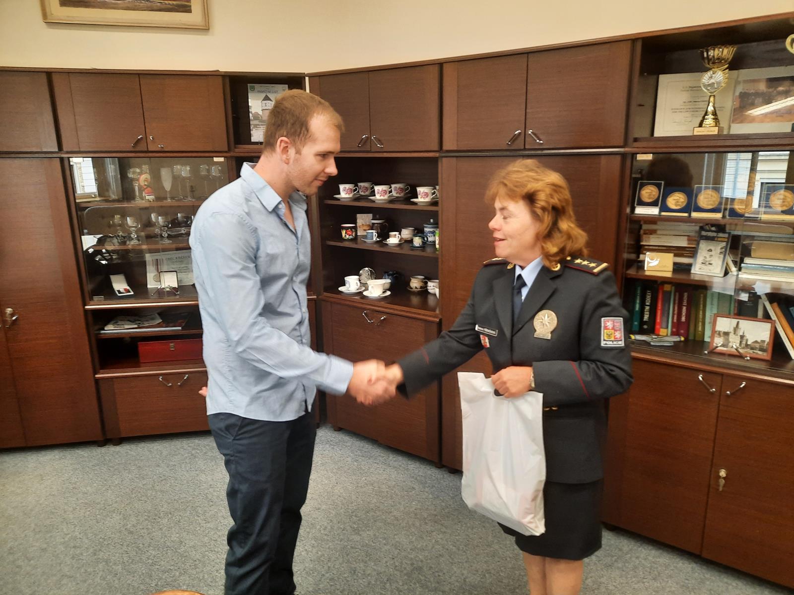 Litoměřická policie ocenila muže, který zachránil život topící se dívce