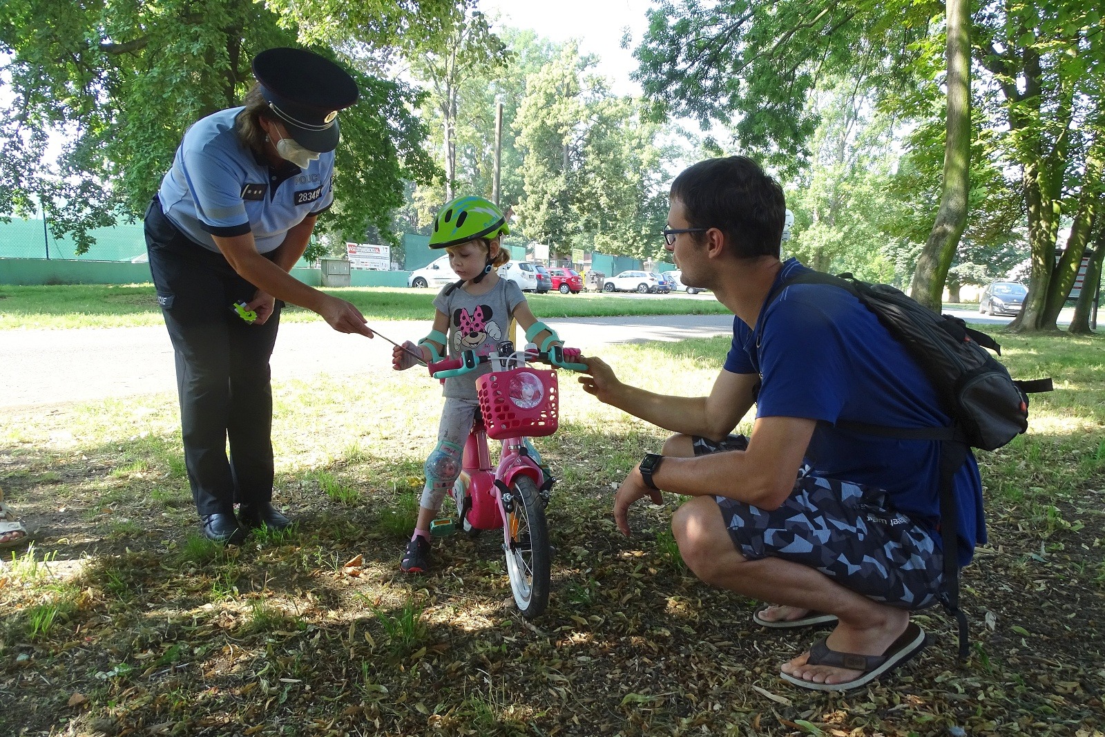 Cyklisté s přilbou dostávali na Střeleckém ostrově dárky
