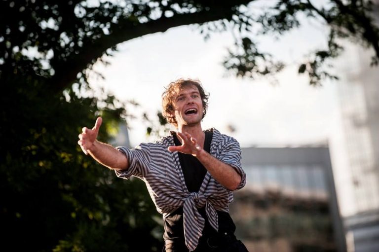 Přijďte na benefiční one man show a pomozte hendikepovaným!