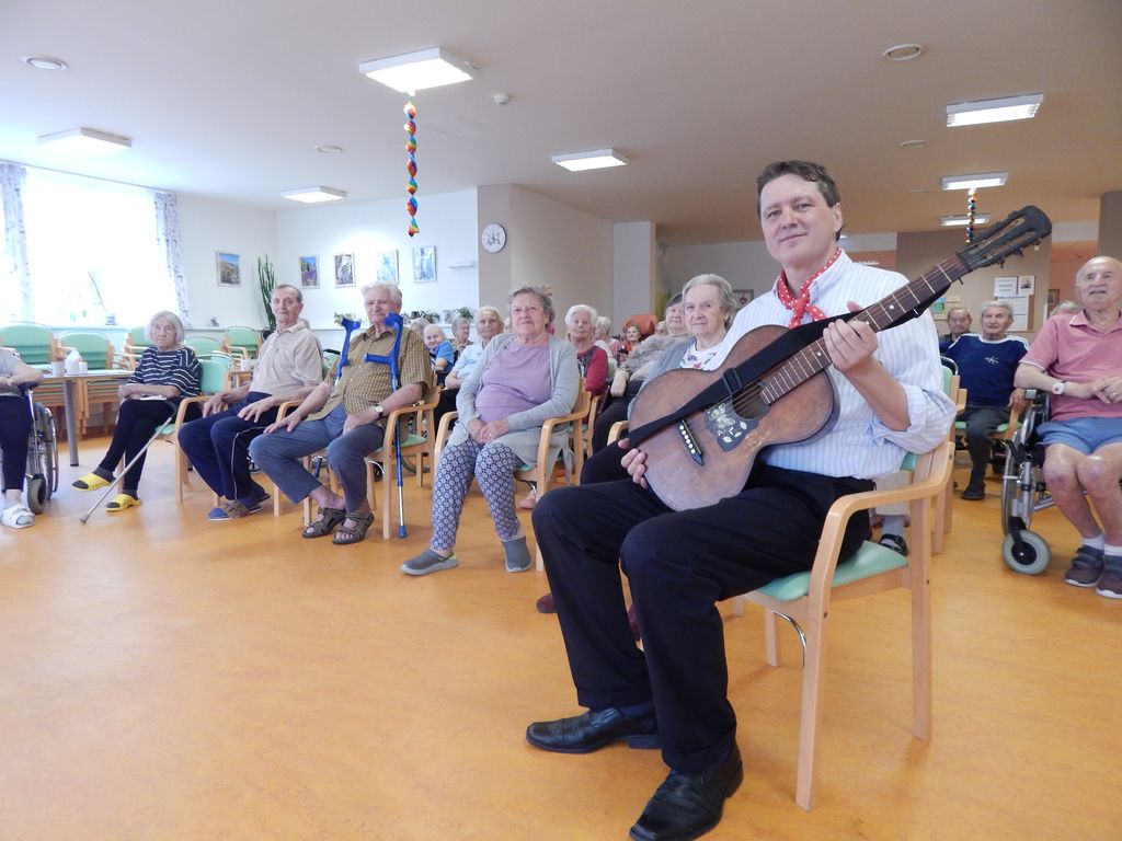 Hudební vystoupení „Šlapeťáka“ rozzářilo tváře klientů v terezínském SeniorCentru SeneCura