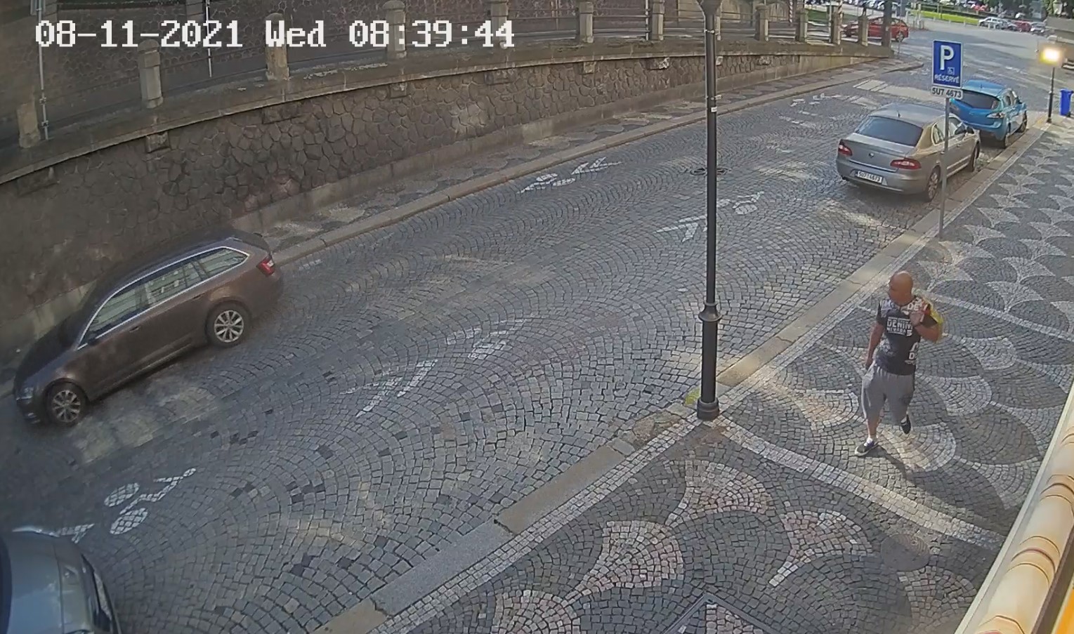 Poznáte z fotografií zloděje vozidla?