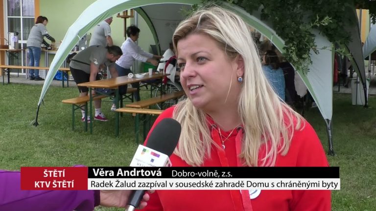 ŠTĚTÍ: Radek Žalud zazpíval v sousedské zahradě Domu s chráněnými byty