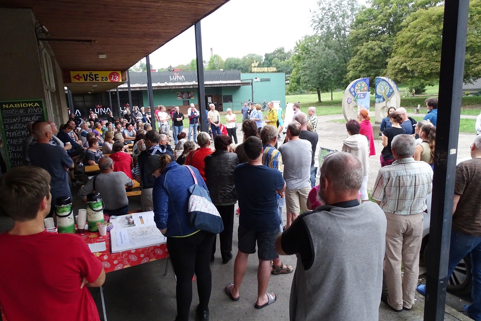 Více než sto obyvatel Cihelny diskutovalo s vedením města o Luně