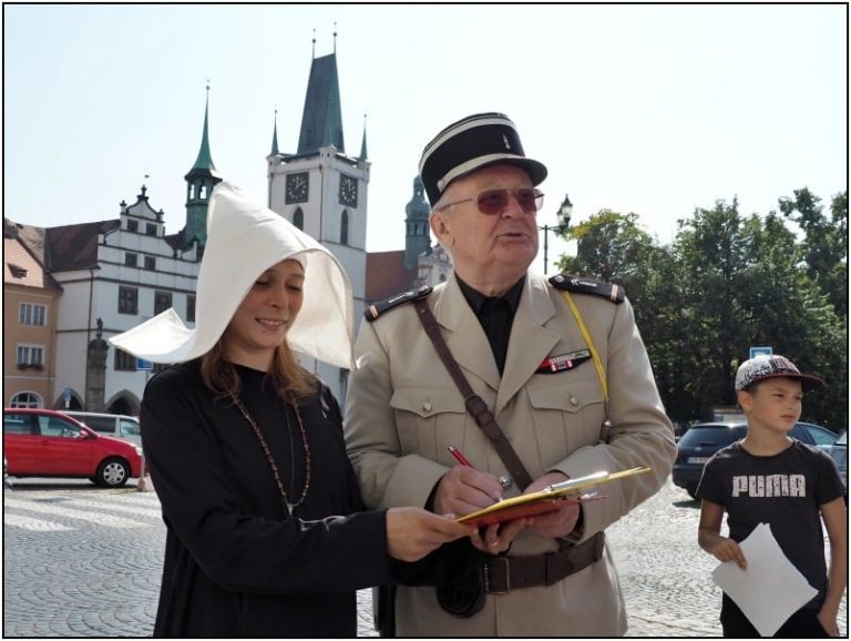 Fotoreportáž Mirka Zimmera: Abatyše a četník ze Saint Tropez v Litoměřicích