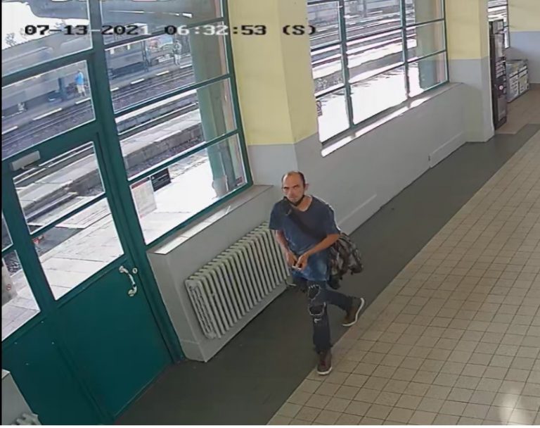 Poznáte zloděje z fotografií? Řádil na nádraží v Roudnici