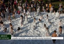 KŘEŠICE: Letadlo na hřiště u Labe shodilo stovky bonbónů