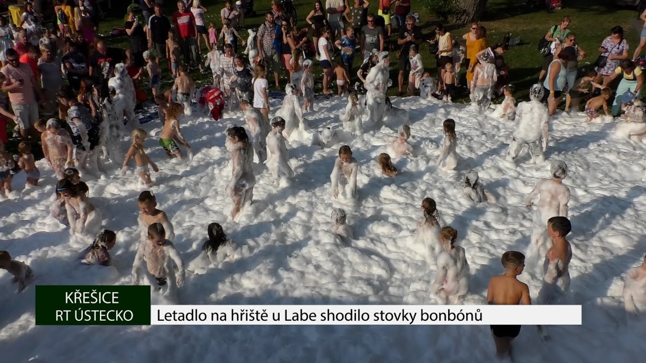 KŘEŠICE: Letadlo na hřiště u Labe shodilo stovky bonbónů