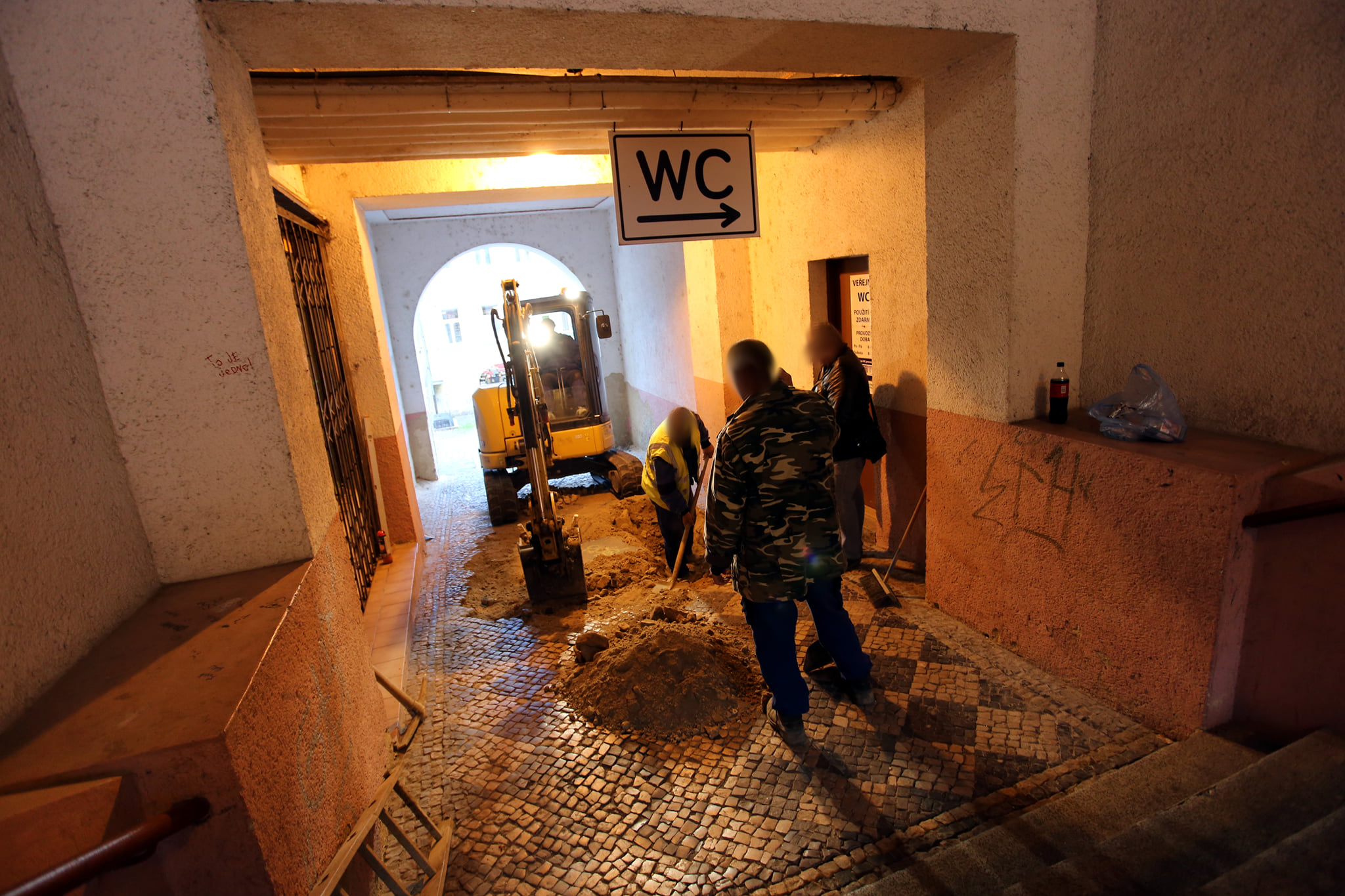 Archeologický průzkum prodlouží práce v průchodu roudnického úřadu