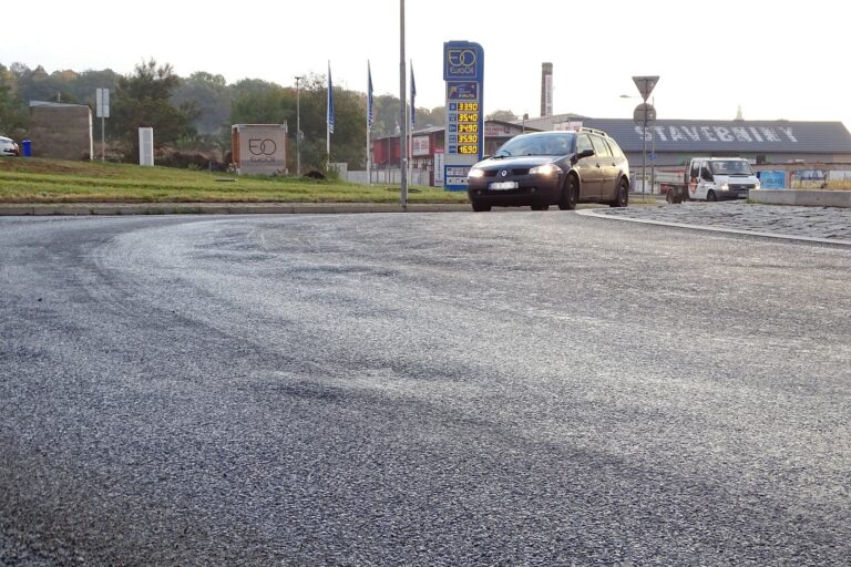Okružní křižovatka u nového mostu v Litoměřicích  dostane odolnější povrch