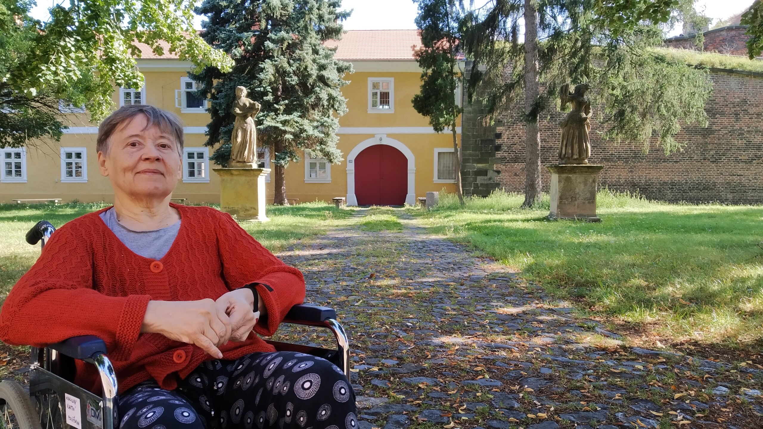 Paní Mikulcová ze SeniorCentra si splnila přání: poznala město Terezín