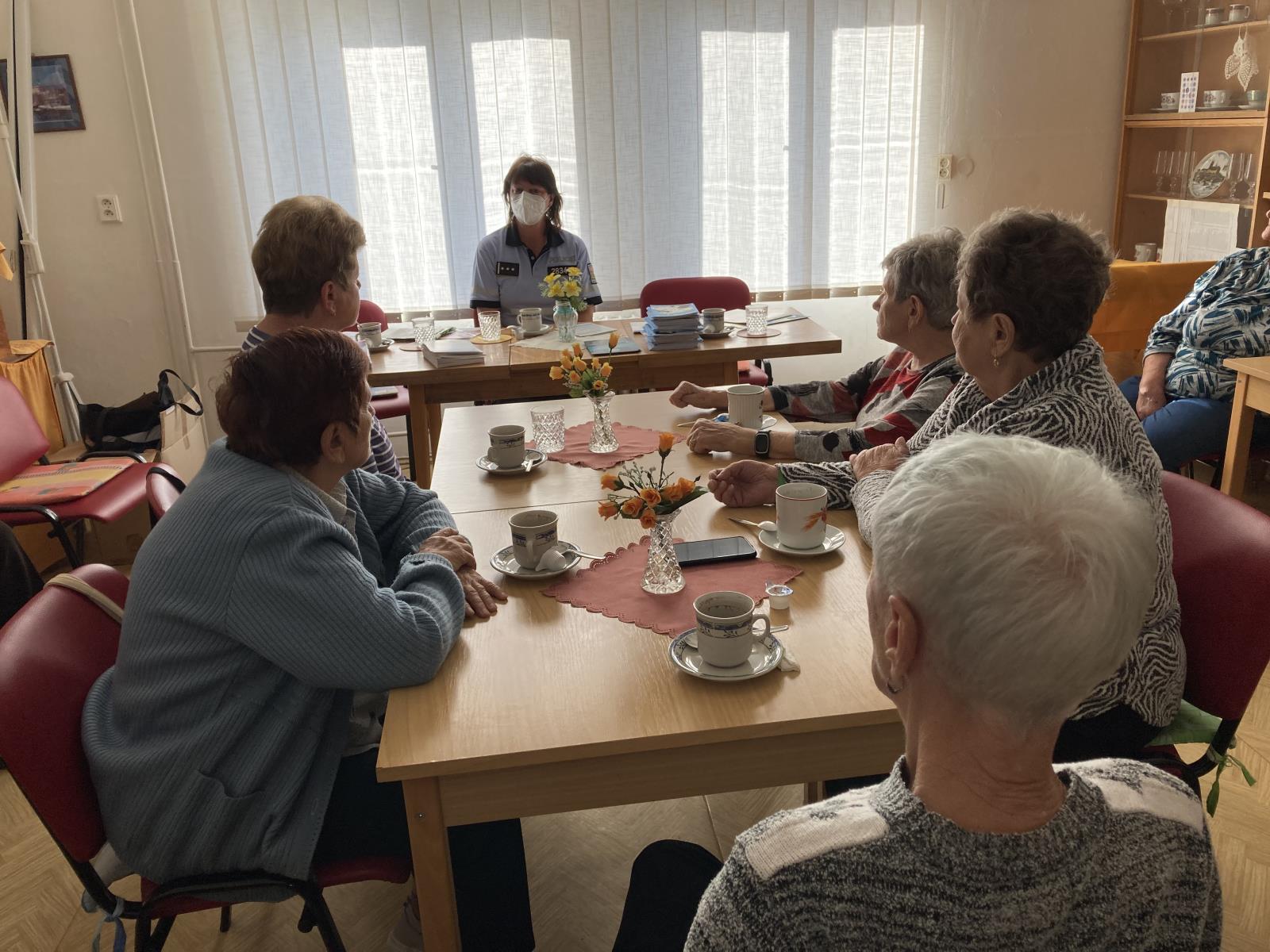 Policisté rozdávali seniorům rady i dárky