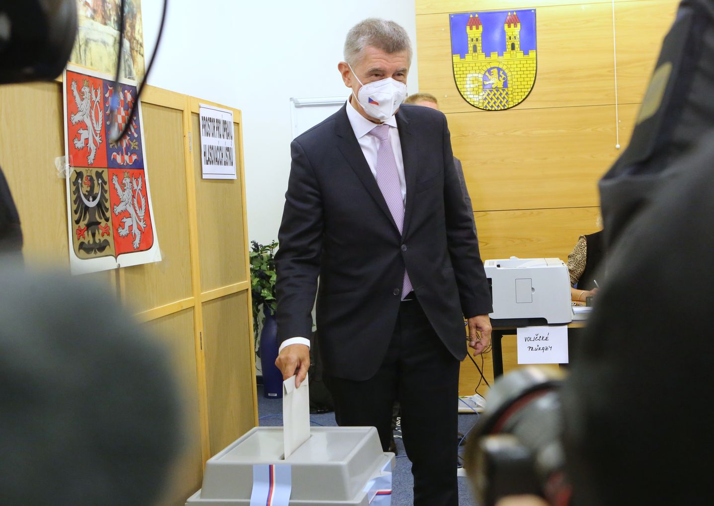 Fotoreportáž – Andrej Babiš volil v Lovosicích