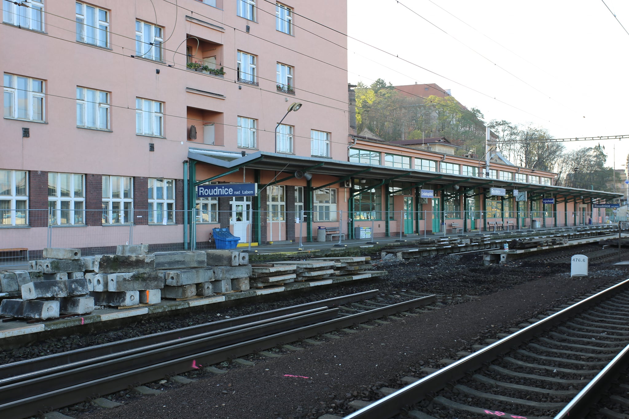 Všechny vlaky z Roudnice jezdí z druhého nástupiště