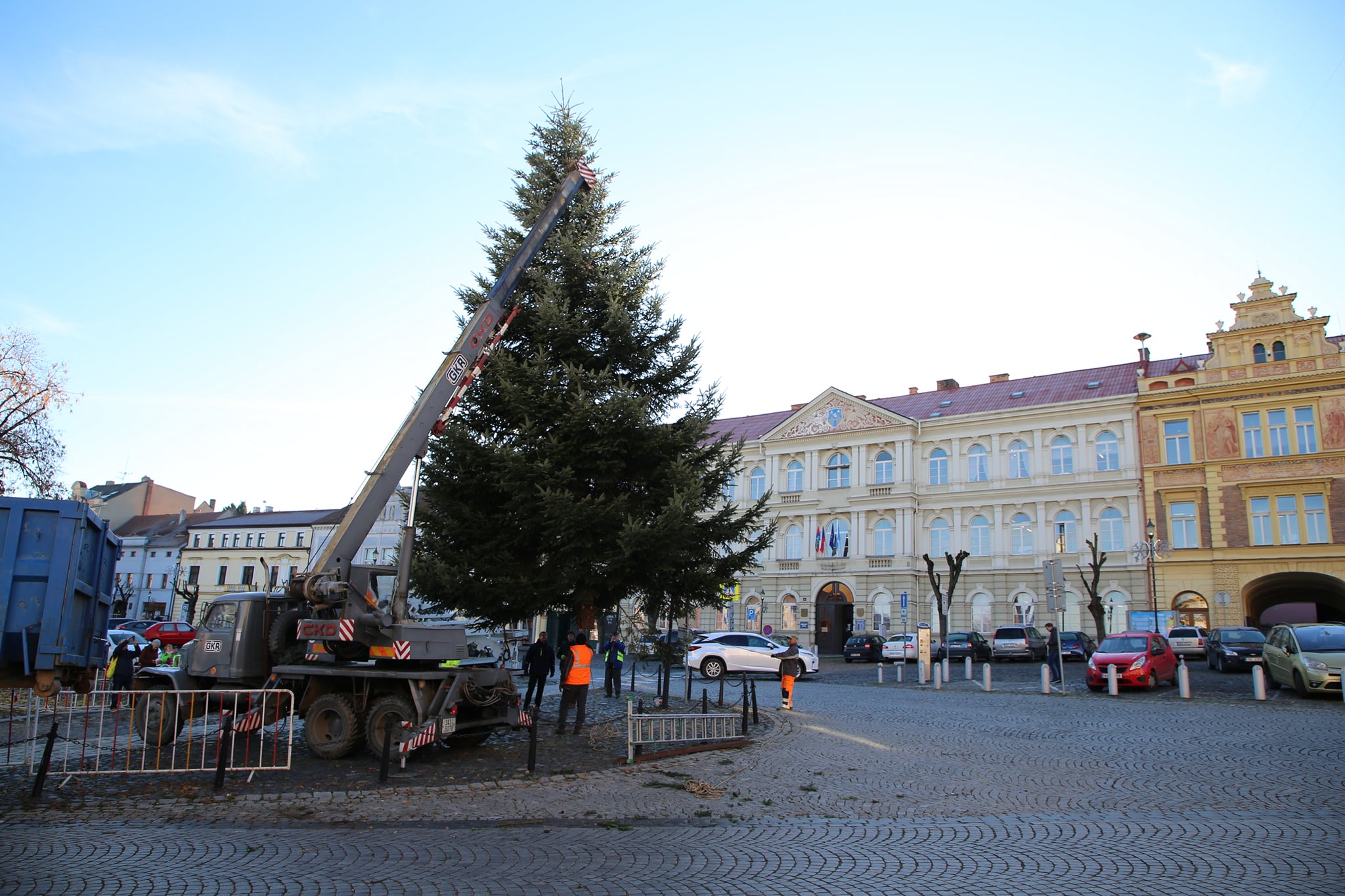Roudnický vánoční strom je na místě, rozsvítí se bez programu