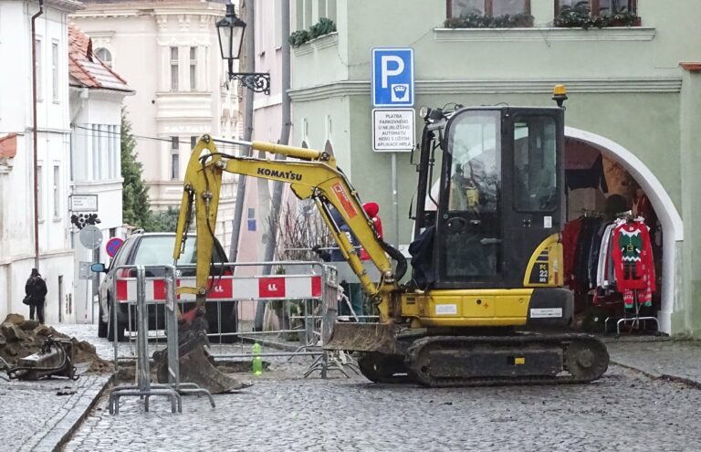 Havárie plynovodu omezila průjezdnost ulice Velká Dominikánská