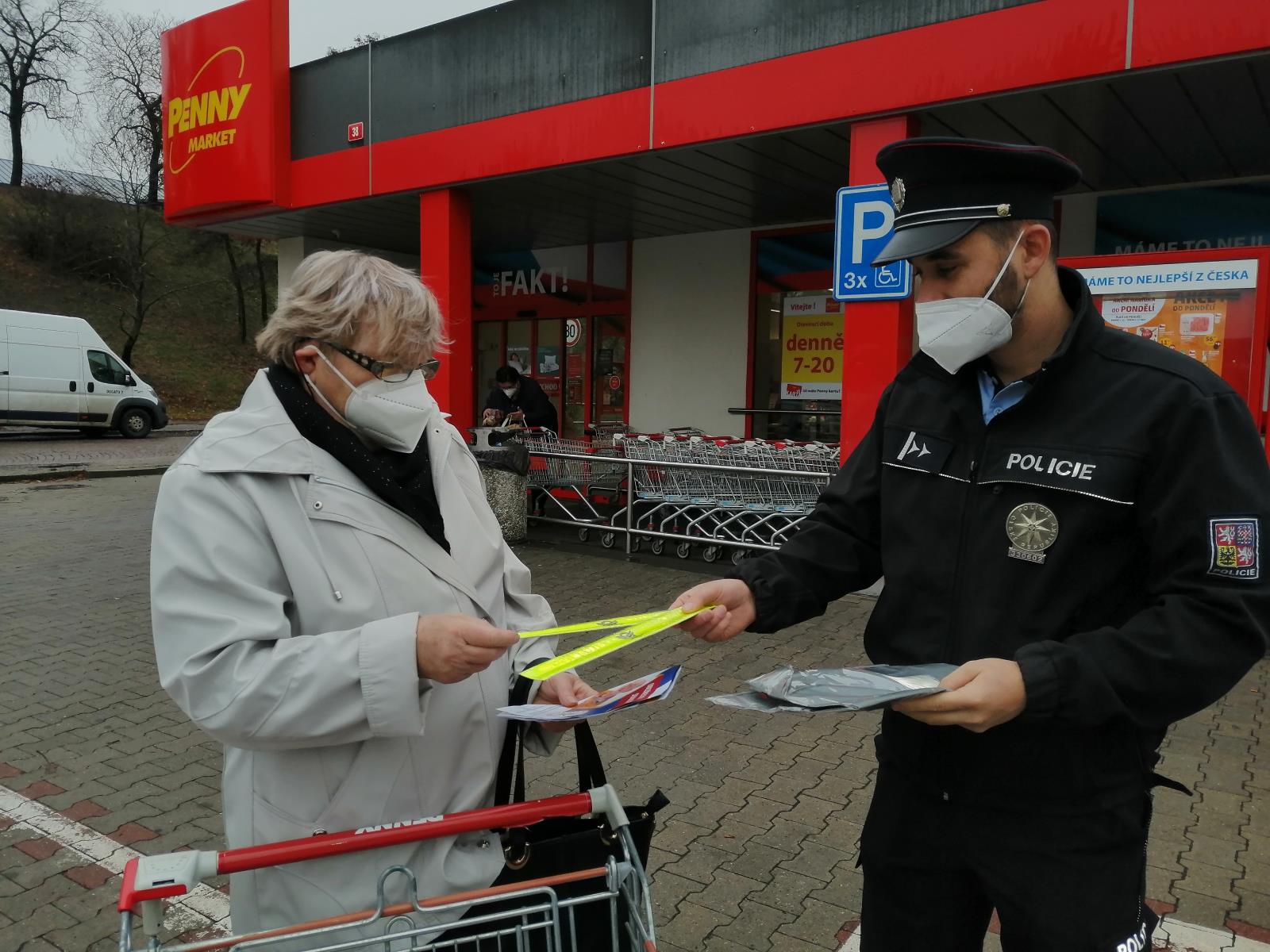 Policisté upozorňují seniory na obezřetnost při nakupování