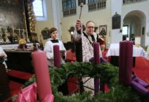 FOTOREPORTÁŽ – První svíce na adventních věncích svítí