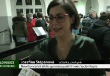 LOVOSICE: Nové koncertní křídlo gymnázia pokřtil Václav Kopta