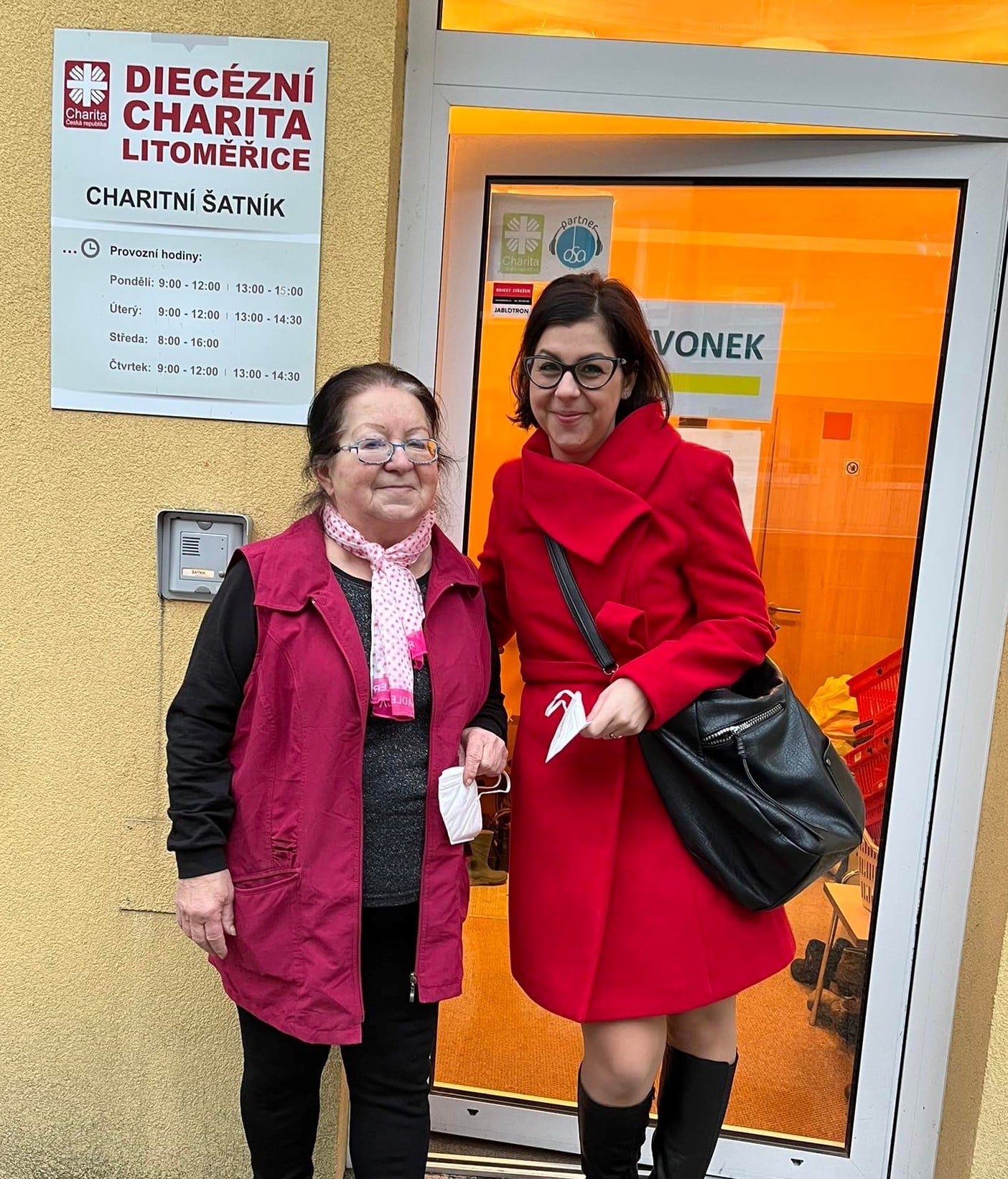 Studenti Gymnázia Lovosice darovali oblečení potřebným