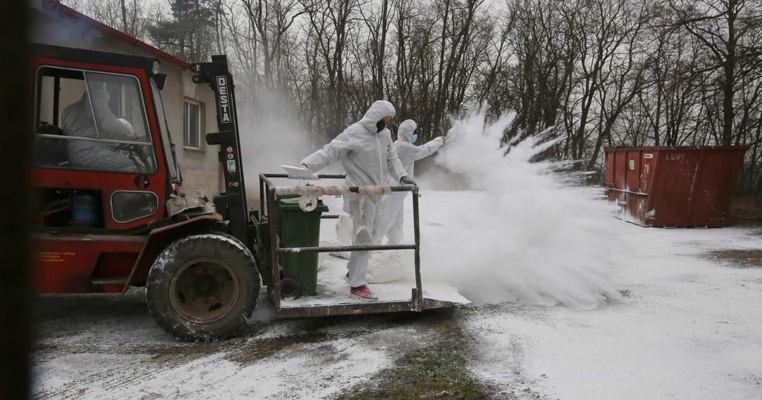 S likvidací slepic v Libotenicích pomáhají i dobrovolní hasiči