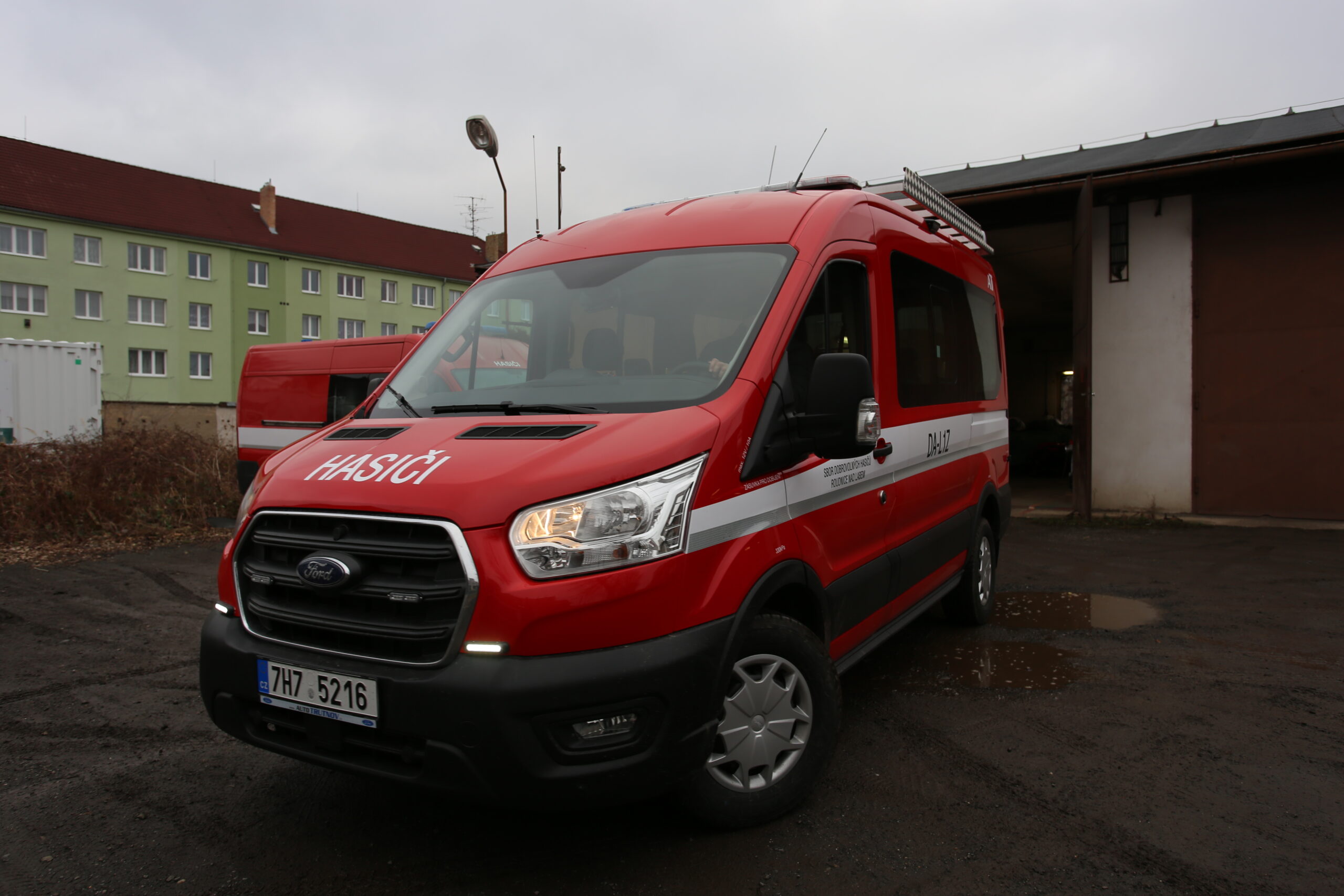 Roudničtí dobrovolní hasiči získali nový automobil