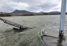 Vítr převrací stromy, ničí střechy a potopil loď