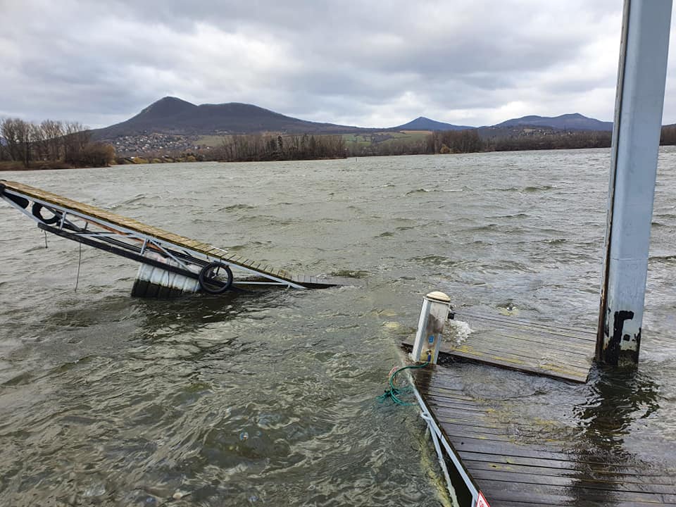 Vítr převrací stromy, ničí střechy a potopil loď